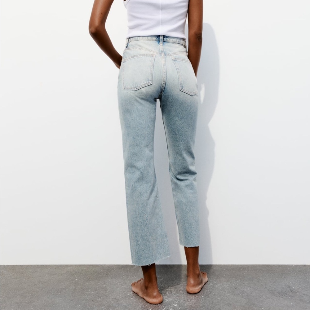 NWT Straight legged jeans with high waist, ankle length. Size 28 (US 6).